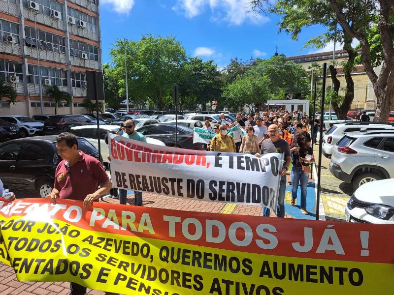 Fórum dos Servidores ocupa o Centro Administrativo e cobra reajuste