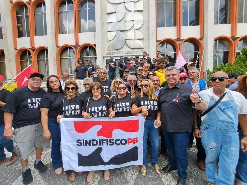 Servidores protestam na ALPB e são recebidos pelo presidente da Casa