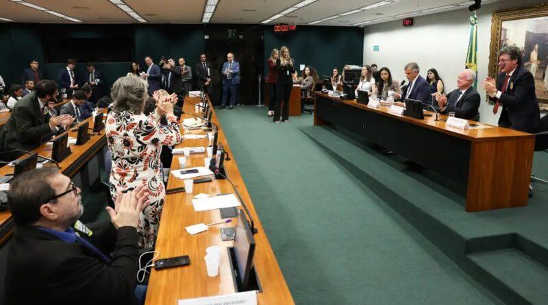 CCJ da Câmara aprova admissibilidade de propostas que acabam com escala 6×1