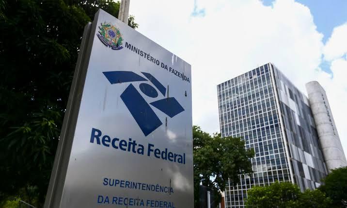 Para escapar dos impostos da Receita Federal, brasileiros estão usando essa estratégia, mas erro pode gerar multa de até 150%
